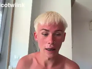 Cam4 Live Sex of twinkniko