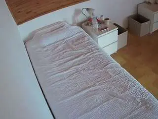Camsoda Nude Webcam of voyeurcam-julmodels-greybed-1