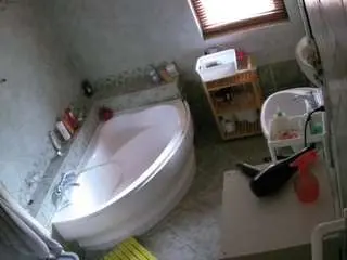 Camsoda Live Sex Cam of voyeurcam-julmodels-bath-1st-2