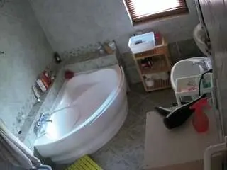 Camsoda Adult Webcams of voyeurcam-julmodels-bath-1st-2