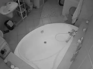 Camsoda Live Sex Cam of voyeurcam-julmodels-bath-1st-1