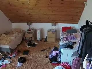 Camsoda Best Webcam of voyeurcam-julmodels-whitebed-3