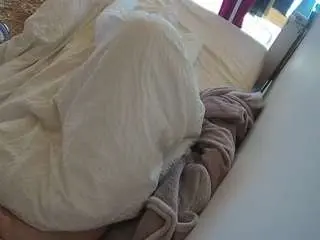 Camsoda Sex Chat of voyeurcam-julmodels-whitebed-4