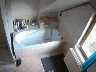 Camsoda Private Sex Chat of voyeurcam-julmodels-bath-2nd-1