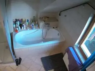 Camsoda Adult Webcams of voyeurcam-julmodels-bath-2nd-1
