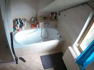Camsoda Adult Webcam of voyeurcam-julmodels-bath-2nd-1