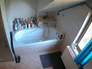 Camsoda Sex Chat of voyeurcam-julmodels-bath-2nd-1
