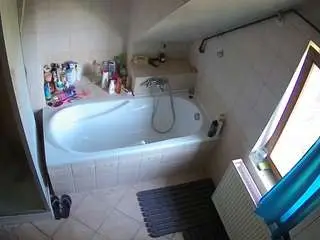 Camsoda Adult Webcam of voyeurcam-julmodels-bath-2nd-1