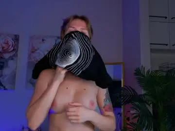 Chaturbate Live Sex Cam of crystalkris_