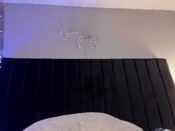 Chaturbate Live Sex Cam of isaxcurves