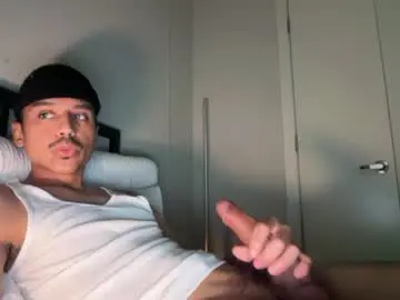 Chaturbate Live Porn of xmomentumx