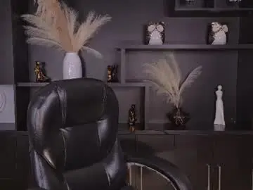 Chaturbate Live Sex Cam of mialaurence_