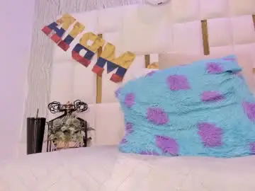 Chaturbate Live Sex Cam of hillary_uckerman_