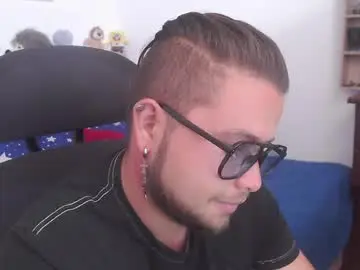 Chaturbate Live Sex Cam of johanleonsweetboy