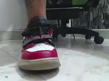Chaturbate Live Sex Cam of srfindomfeet_