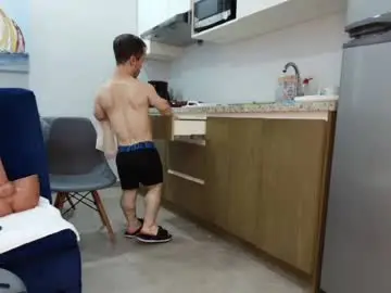 Chaturbate Live Sex Cam of midgettripod1