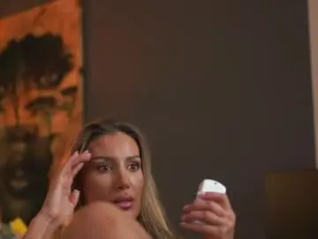 Chaturbate Sex Cam of evelyn_evyy