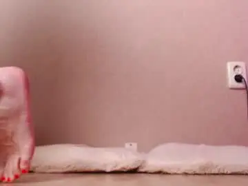 Chaturbate Live Sex Cam of sweet_lil_thing