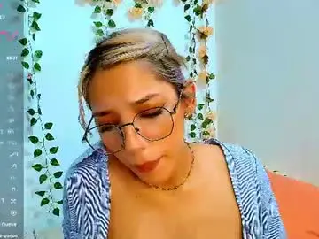 Chaturbate Nude Webcam of petite_blossom4
