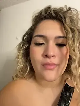 Stripchat Live Sex Cam of Sara_smiiith211