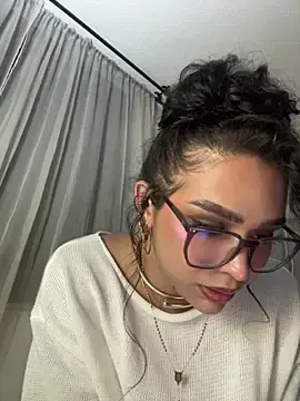 Stripchat Live Sex Cam of Samantha_Bernardo