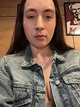 Stripchat Sex Cam of Holly_Play