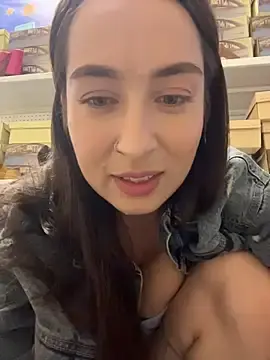 Stripchat Live Sex Cam of Holly_Play
