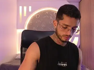 Stripchat Sex Cam of Alanrodgers