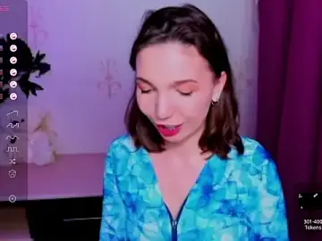 Stripchat Live Sex Cam of KindHazelHere_
