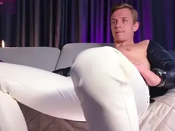 Stripchat Live Sex Cam of S3Xyes