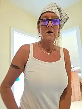 Stripchat Live Porn of HotWifeLyn68