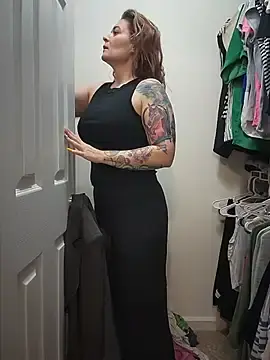 Stripchat Adult Webcam of HollyTattoo