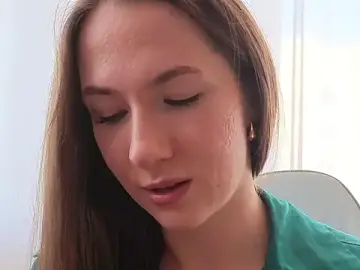 Stripchat Live Sex Cam of Kira_mindnes