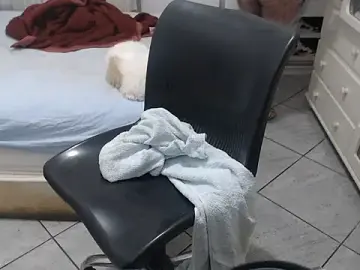 Stripchat Free Porn Cam of MysterBearMG