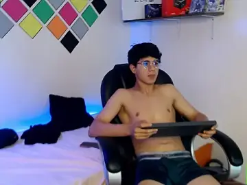 Stripchat Free Porn Cam of axel_rose20