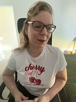 Stripchat Live Sex Cam of l4dyc4pricorn76