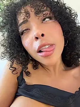 Stripchat Sex Cam of OSHUN_