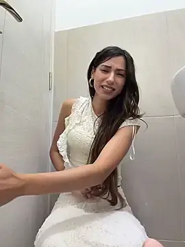 Stripchat Sex Cam of -_MiaQueen_-