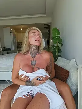 Stripchat Free Live Porn of MommyBlairVIP