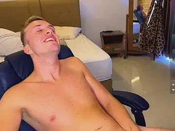 Stripchat Sex Cam of tommy_cumfinger