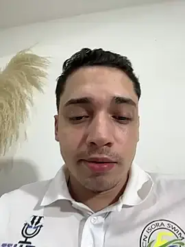 Stripchat Live Sex Cam of kevin_hotgirls