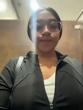 Stripchat Sex Cam of -VICKKY