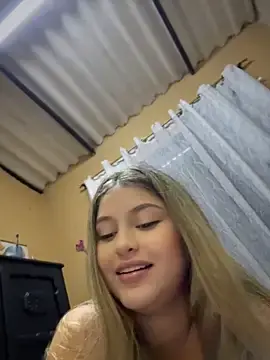 Stripchat Free Live Porn of lunablossom_