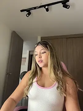 Stripchat Live Sex Cam of lunablossom_
