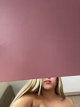 Stripchat Live Sex Cam of lunablossom_