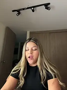 Stripchat Best live sex cam show of lunablossom_