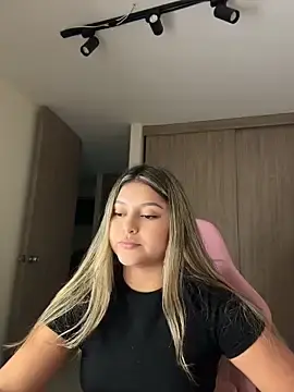 Stripchat Watch Live Sex Cams of lunablossom_