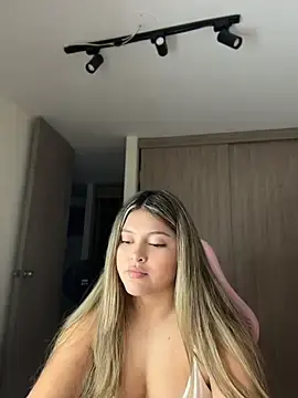 Stripchat Free Live Porn of lunablossom_