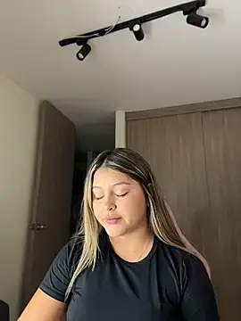 Stripchat Live Sex Cam of lunablossom_