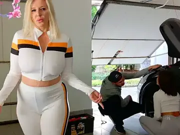 Stripchat Free Live Porn of TUNDEROSE1
